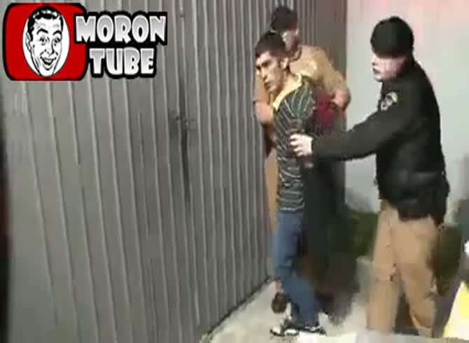 Video :A thug detonates the testicles of a journalist